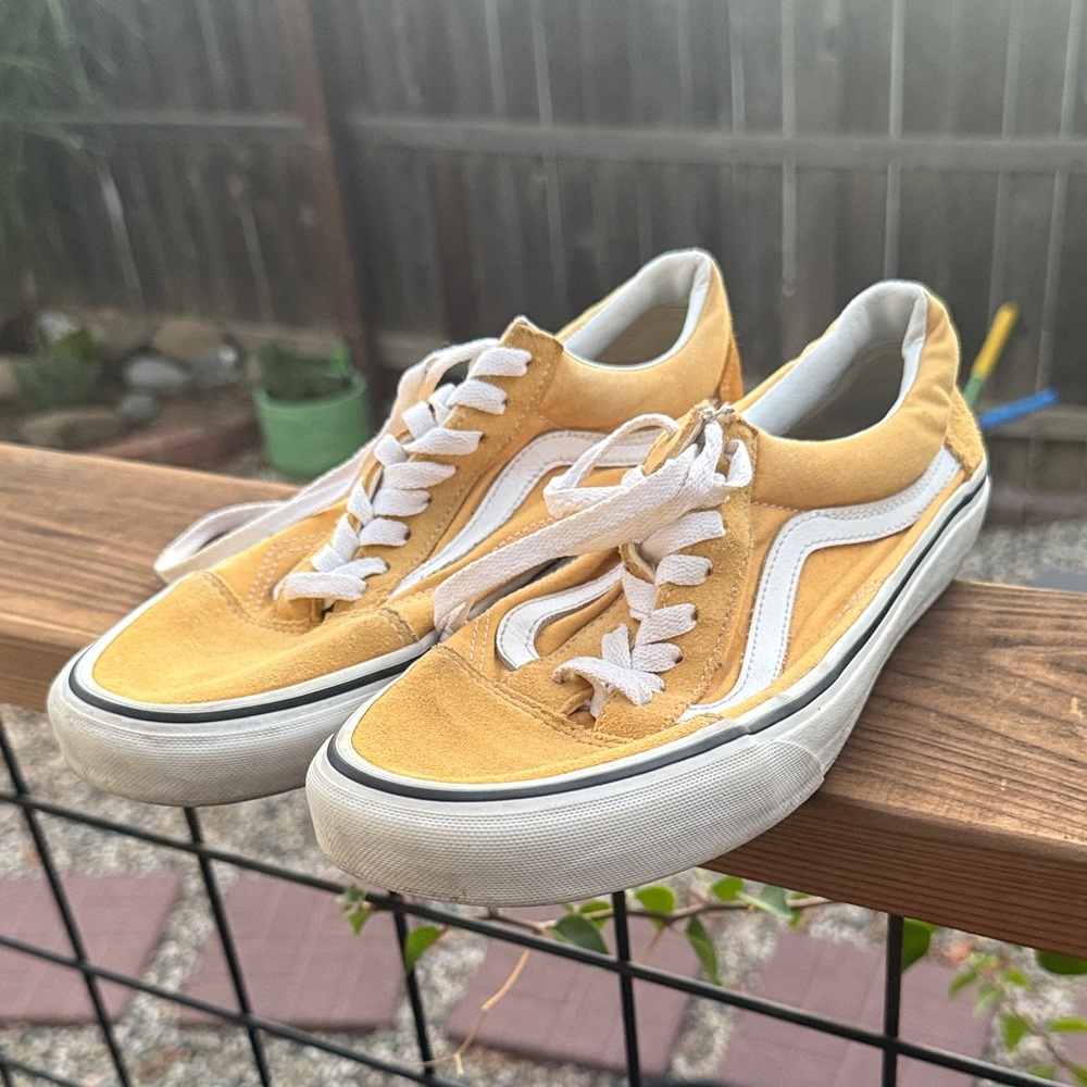 Vans Yellow Low-Top Old School Sneakers with White Accents 8.5 men’s 10 womens